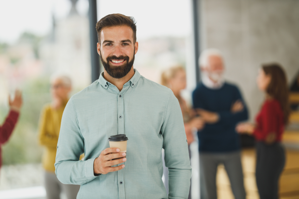 Empresário sorrindo em ambiente profissional representando presença digital confiável