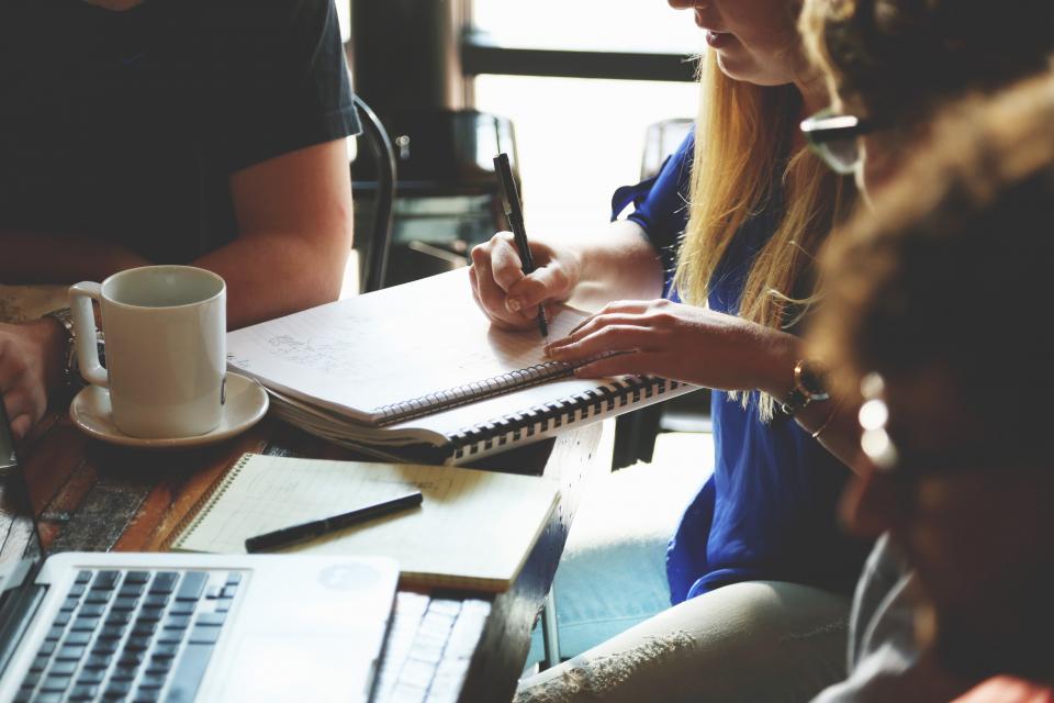 Equipe reunida planejando uma landing page orientada para conversão