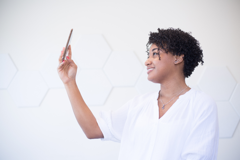 Profissional usando smartphone para conversar com clientes e gerar leads