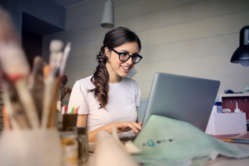 Profissional usando notebook para melhorar a presença digital de uma empresa