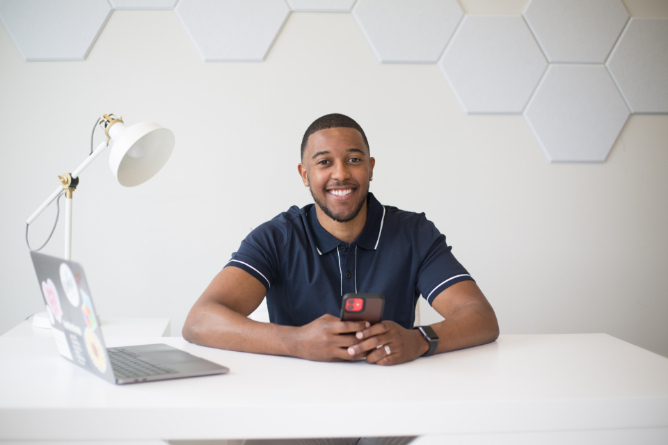 Profissional sorrindo em ambiente de trabalho representando autoridade digital para pequenos negócios